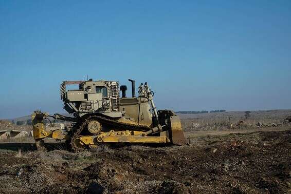 דחפור בעת הפעולות לנטרול המטענים // צילום: דובר צה"ל